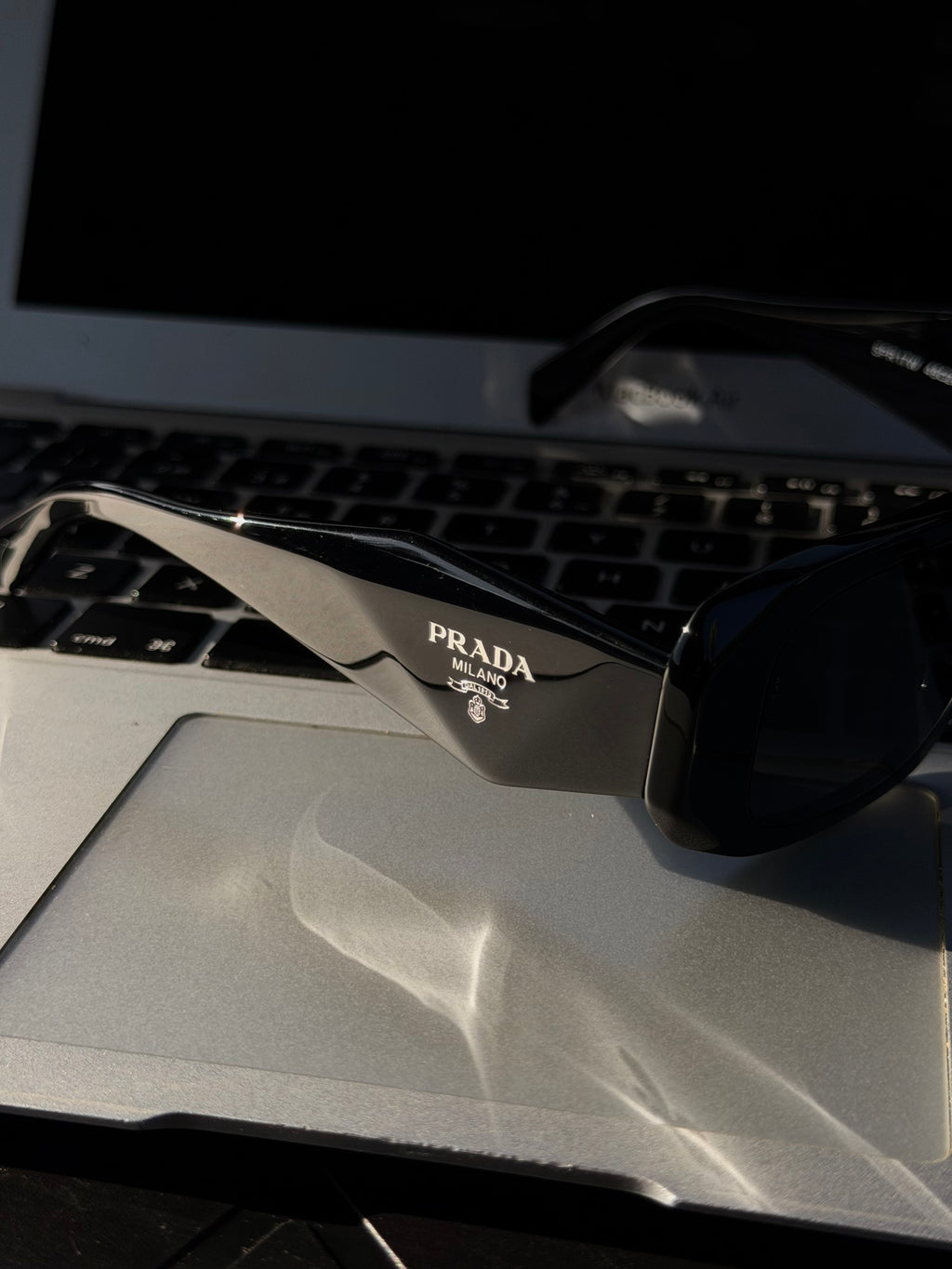 Lentes Prada Milano Symbole PR 17WS(2025) Semi-Nuevo
