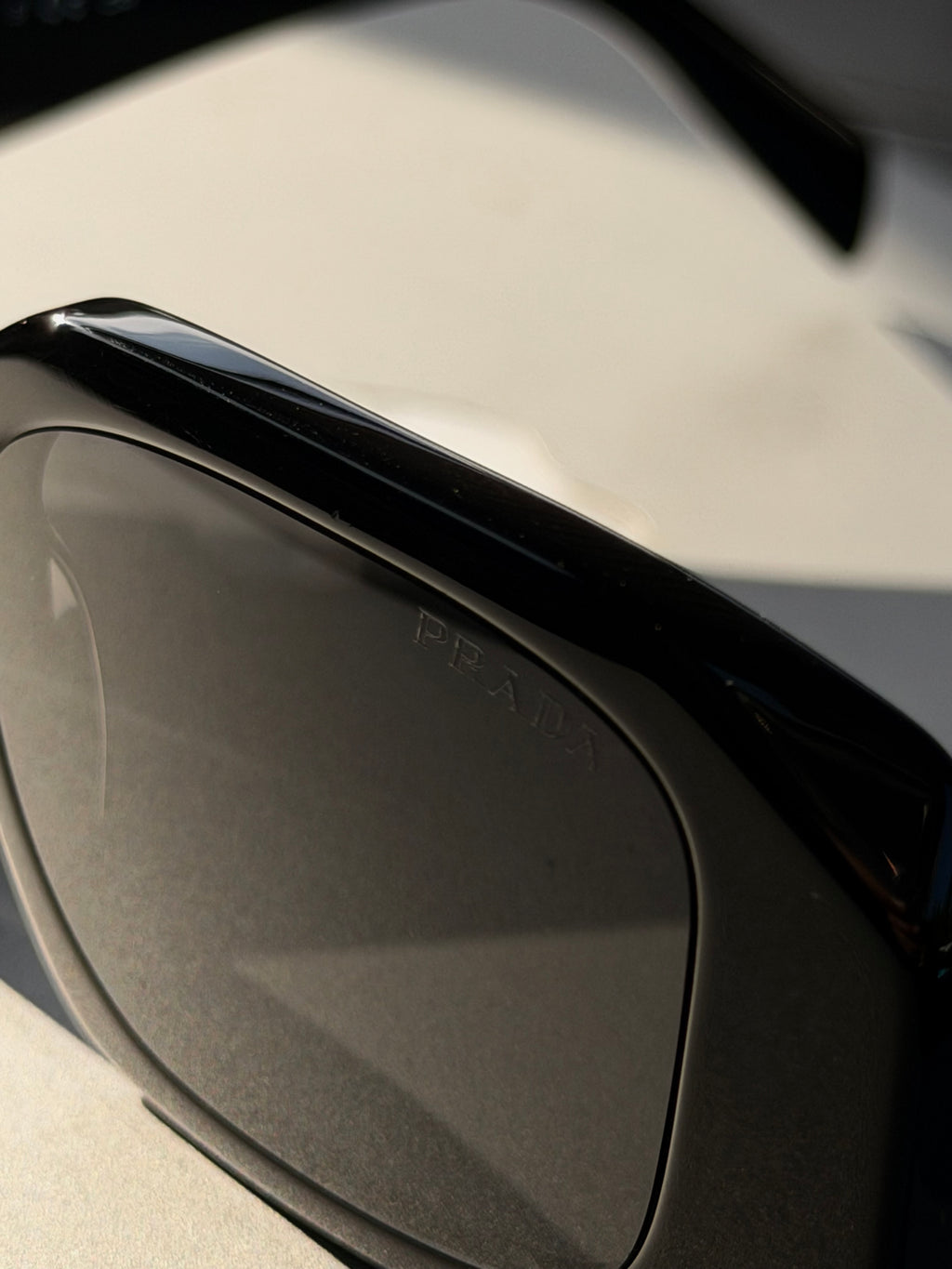 Lentes Prada Milano Symbole PR 17WS(2025) Semi-Nuevo