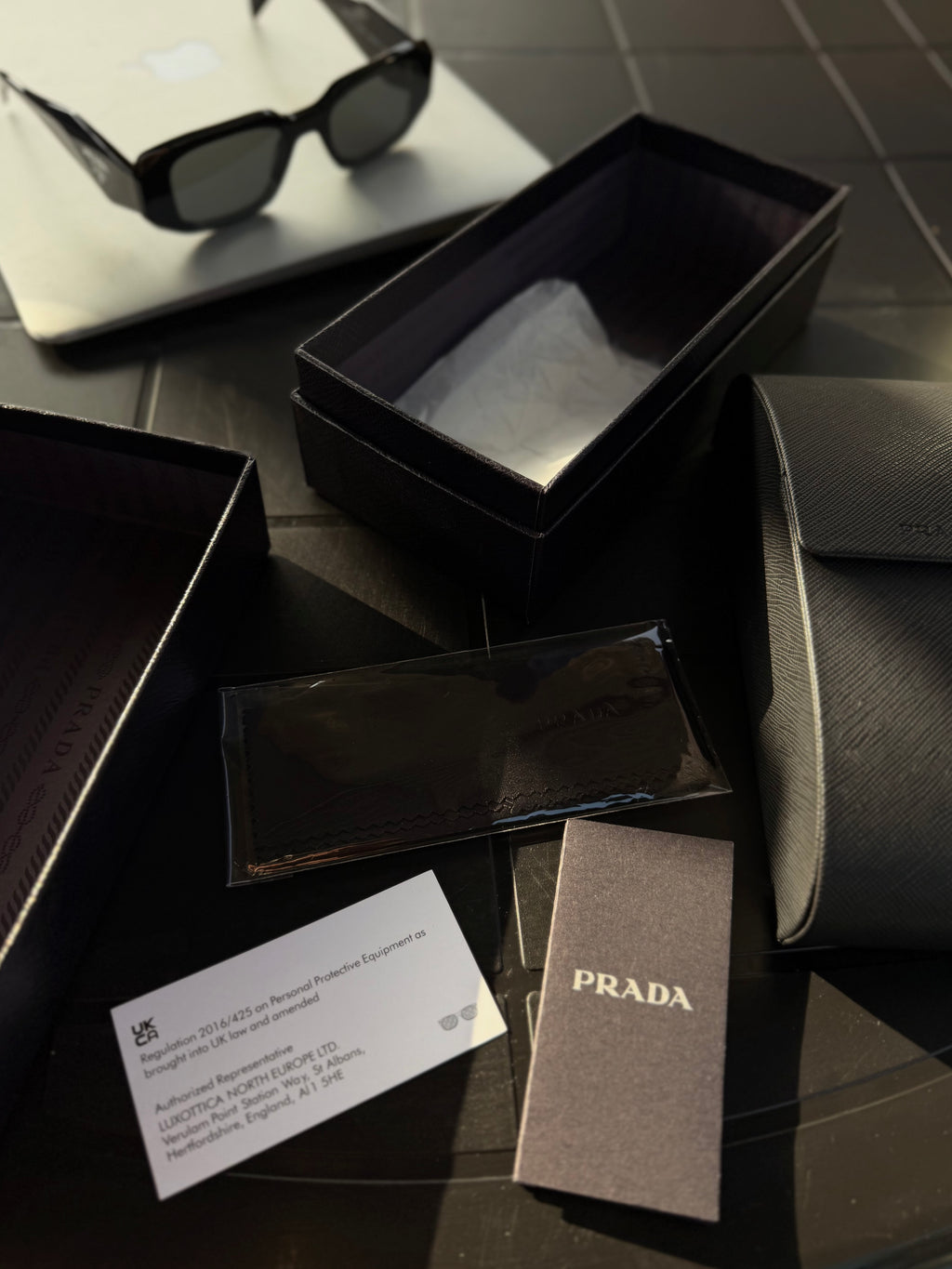 Lentes Prada Milano Symbole PR 17WS(2025) Semi-Nuevo