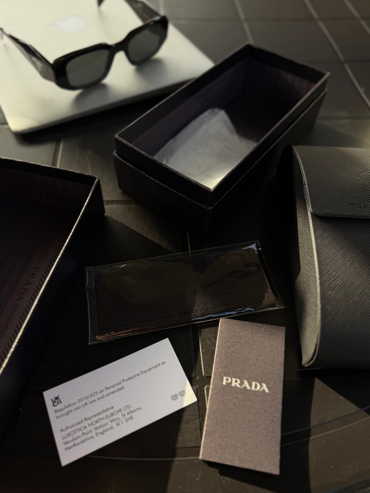 Lentes Prada Milano Symbole PR 17WS(2025) Semi-Nuevo